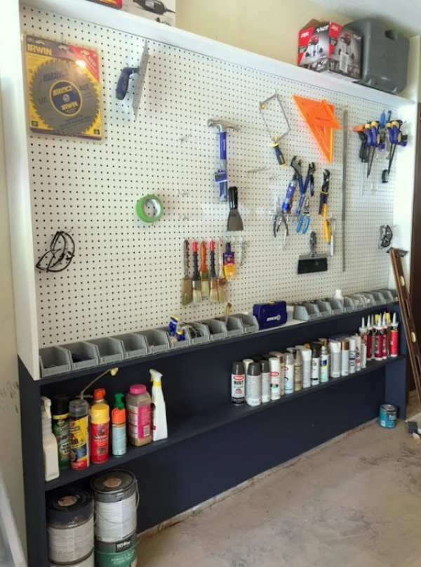 Garasi dengan dinding pegboard untuk penyimpanan serbaguna